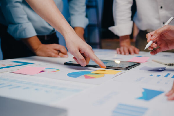 businessmen-businesswomen-meeting-brainstorming-ideas