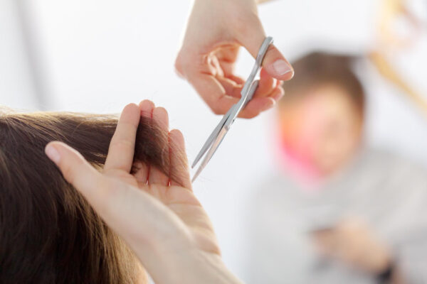 woman-does-haircut